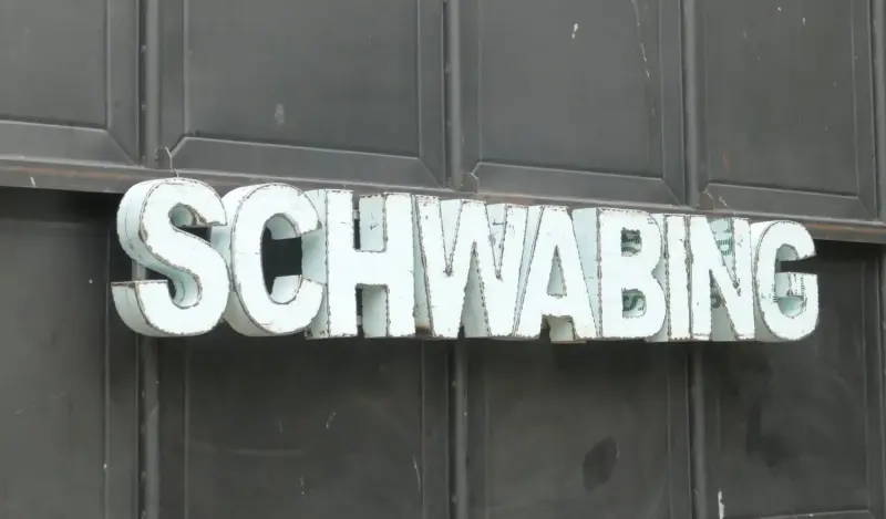 Artikelbild 3 des Artikels “Großbuchstaben - SCHWABING auf Metallrahmen Höhe ca. 50cm. “